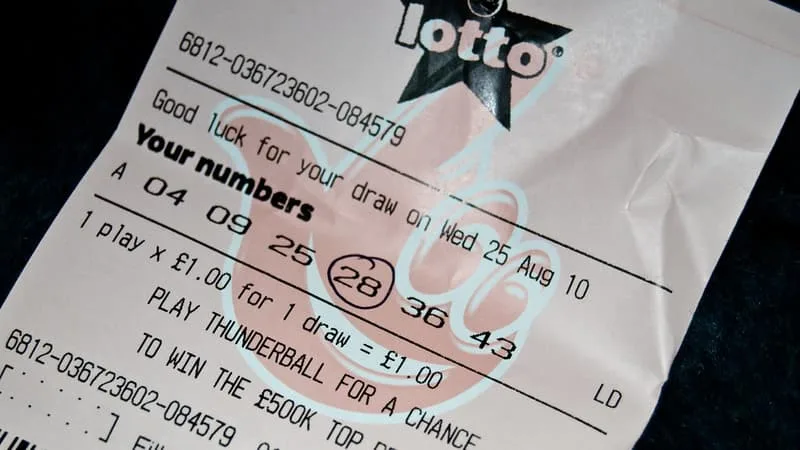 LE TICKET GAGNANT D’UN LOTO AFFICHANT UN JACKPOT DE 12 MILLIONS DE LIVRES JETÉ PAR ERREUR AU ROYAUME-UNI, UNE ENQUÊTE OUVERTE