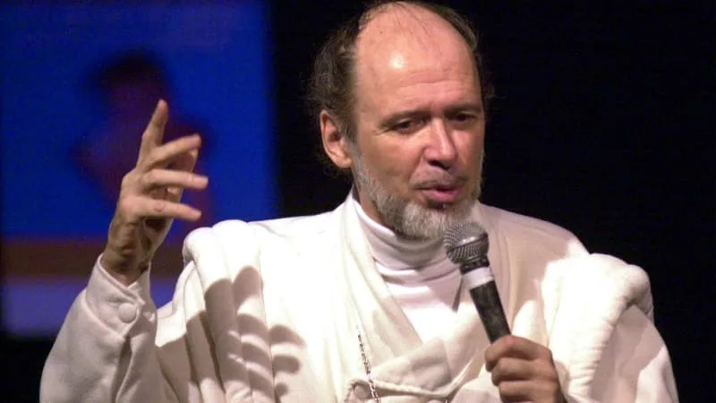 « J’AI VU DES SCÈNES QUE JE N’AURAIS JAMAIS DÛ VOIR »: UNE ANCIENNE « FAVORITE » DE RAËL, TÉMOIGNE DE L’EMPRISE ET DES SÉVICES IMPOSÉS PAR LE GOUROU
