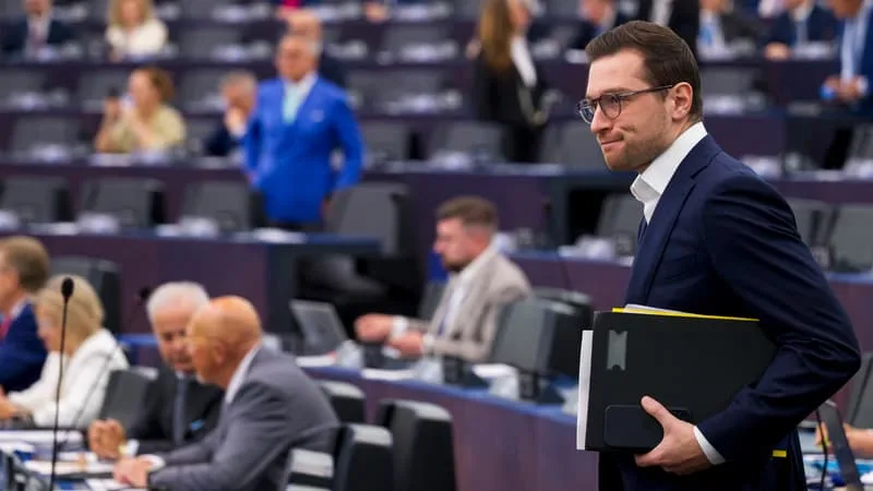 « TOUT CHANGER SANS RIEN DÉTRUIRE »: JORDAN BARDELLA VEUT « RÉDUIRE DE MOITIÉ » LA CONTRIBUTION « EXCESSIVE » DE LA FRANCE AU BUDGET DE L’UNION EUROPÉENNE SI LE RASSEMBLEMENT NATIONAL REMPORTE L’ÉLECTION PRÉSIDENTIELLE