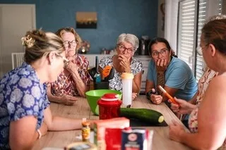 « UNE VRAIE MADELEINE DE PROUST » : ON A ASSISTÉ À UNE RÉUNION TUPPERWARE®, LA MARQUE DE VENTE À DOMICILE QUI RENAÎT