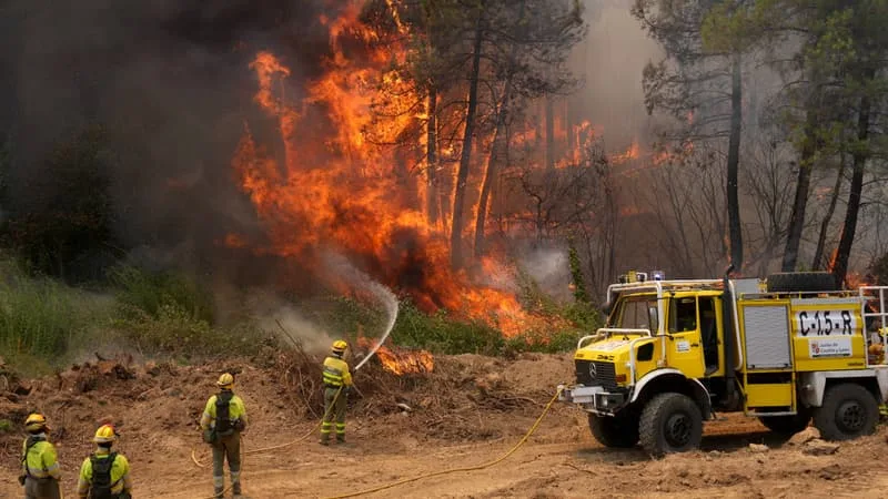« IL RESTE DES HEURES COMPLEXES »: LE PREMIER MINISTRE PEDRO SÁNCHEZ CRAINT QUE LES INCENDIES PRÈS DE MADRID NE GAGNENT EN INTENSITÉ AVANT LA NOUVELLE VAGUE DE CHALEUR
