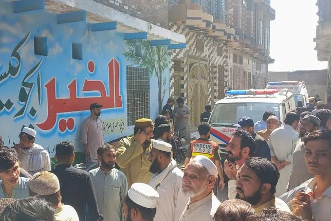 AU PAKISTAN LE TOIT D’UNE ÉCOLE S’EFFONDRE SUR LES ÉLÈVES : AU MOINS 28 MORTS