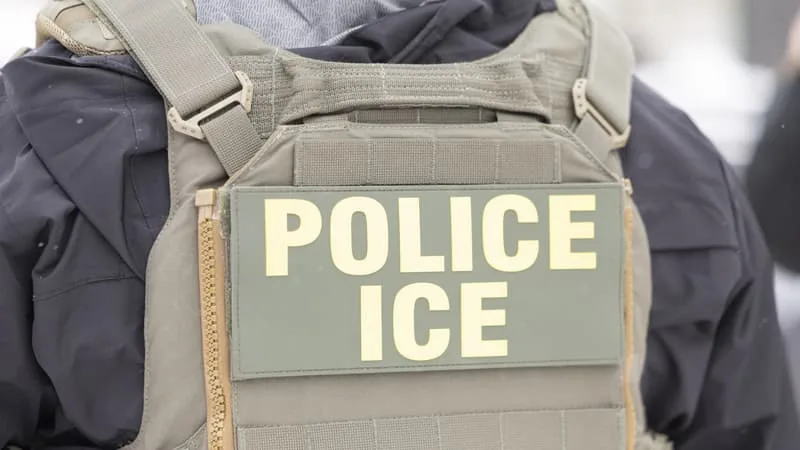 « VÉRITABLEMENT INADMISSIBLE »: DEUX ARRESTATIONS PAR L’ICE SUR LE PARKING D’UNE ÉCOLE DE BALTIMORE FONT POLÉMIQUE AUX ÉTATS-UNIS