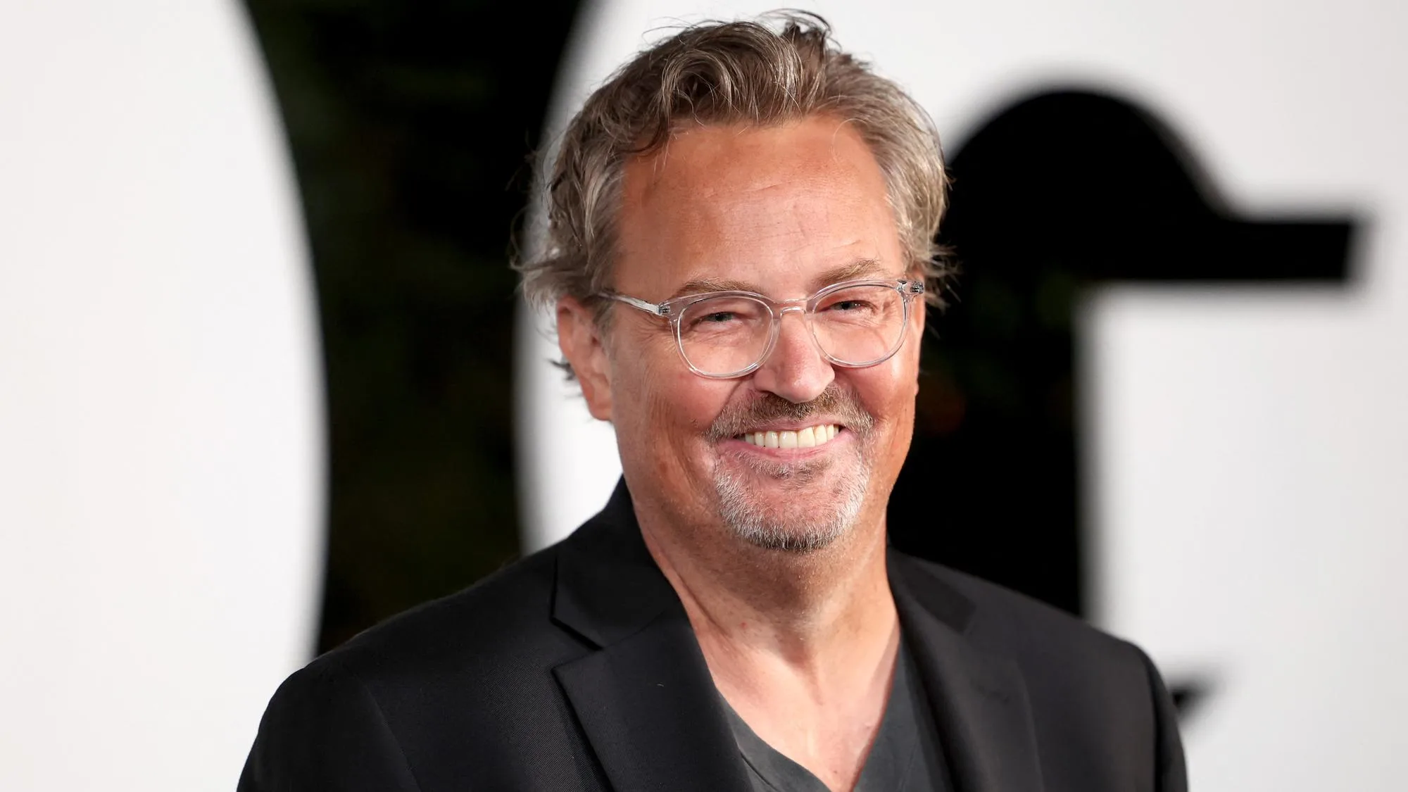L’ASSISTANT PERSONNEL DE MATTHEW PERRY QUI LUI INJECTAIT DE LA KÉTAMINE ÉCOPE LUI AUSSI D’UNE PEINE DE PRISON