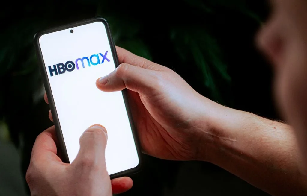 LA GUERRE DU STREAMING SE POURSUIT SUR LE TERRAIN DU PODCAST ET HBO MAX MÈNE LA CHARGE