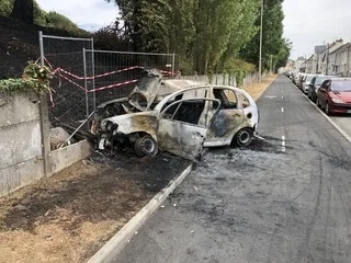 « ON A ENTENDU UN GROS BRUIT DE FREINAGE, PUIS UN CHOC » : LA VOITURE S’ÉCRASE DANS UNE RAMBARDE AVANT D’ÊTRE INCENDIÉE
