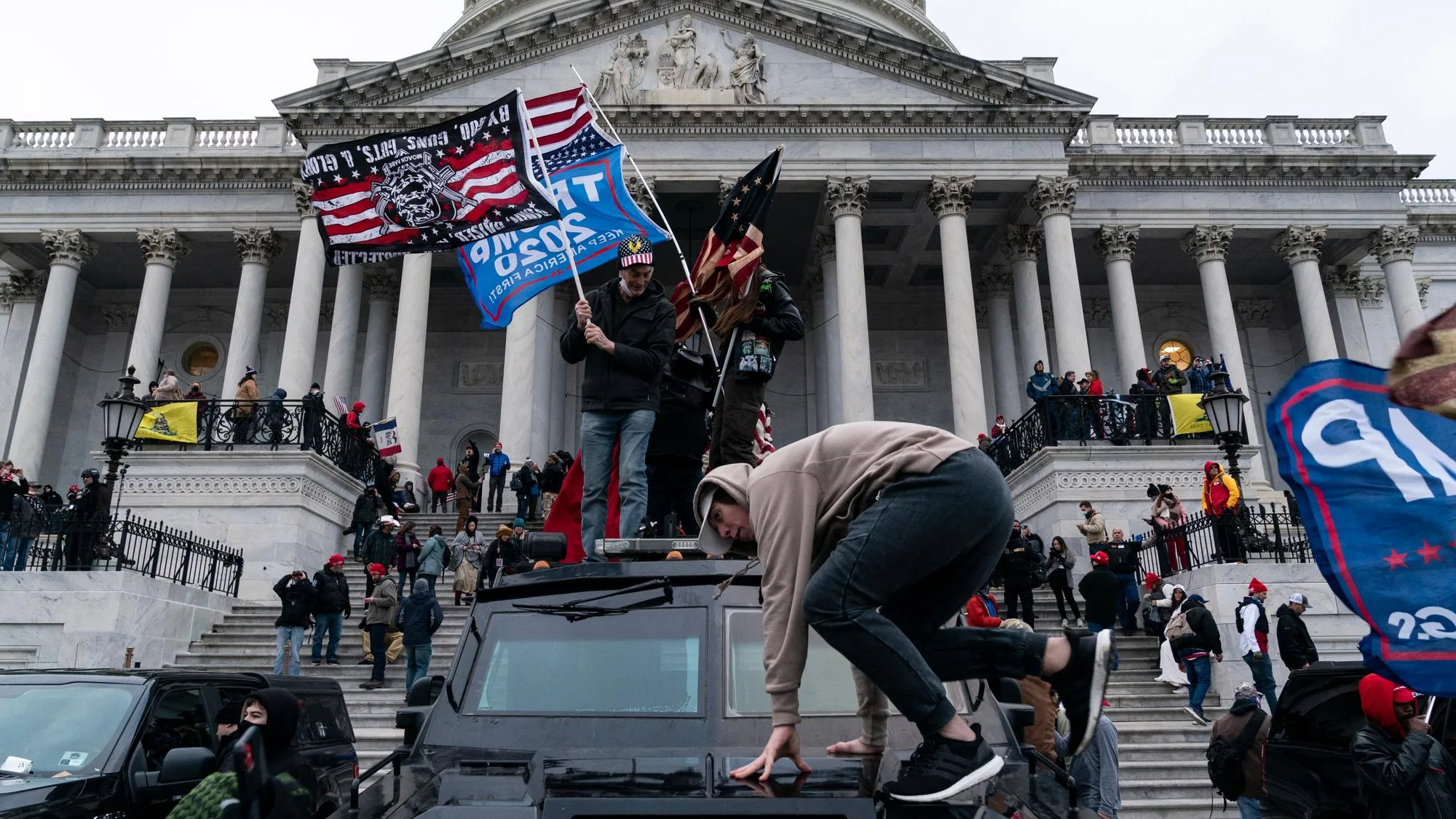LE PENTAGONE JUSTIFIE L’EMBAUCHE D’UN ÉMEUTIER DU CAPITOLE ET TACLE LE « WASHINGTON POST »