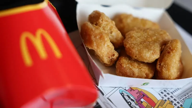 12 EUROS LE MENU DE MCNUGGETS CONTRE 7,50 EUROS LE DEMI-POULET ET SON RIZ CHEZ MASTER POULET… BOUSCULÉ PAR LES NOUVELLES ENSEIGNES À PRIX CASSÉS, MCDONALD’S VANTE LA TRAÇABILITÉ DE SA VOLAILLE MADE IN FRANCE