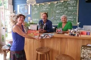 LES LIBRAIRIES DOIVENT-ELLES SERVIR DES CAFÉS POUR SURVIVRE ?