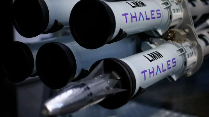 ILS PÈSENT 13 KG, VOLENT À MACH 1,5 ET PERMETTENT DE « SHOOTER » DES DRONES IRANIENS… LE ROYAUME-UNI COMMANDE AU FRANÇAIS THALES DES CENTAINES DE MISSILES LÉGERS
