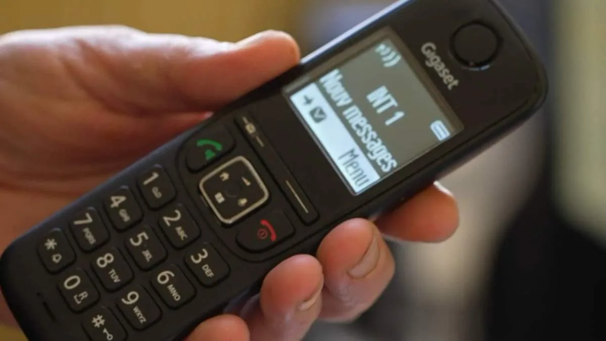 « 6 000 EUROS PAR AN POUR TROIS APPAREILS ET DES LIGNES SOUVENT HORS SERVICE » : PLUS DE 100 COMMUNES FRANÇAISES PIÉGÉES PAR DES CONTRATS TÉLÉPHONIQUES AUX PRIX EXORBITANTS
