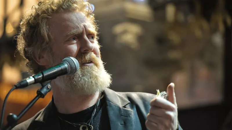 LE CHANTEUR ET MUSICIEN IRLANDAIS OSCARISÉ GLEN HANSARD EST MORT À 56 ANS APRÈS UN ACCIDENT DE LA ROUTE