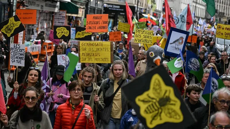 « JE DIRAI À MON FILS QUE J’AI FAIT CE QUE J’AI PU »: COMMENT LES MILITANTS DU CLIMAT GARDENT-ILS L’ESPOIR MALGRÉ « PLUS DE DÉFAITES QUE DE VICTOIRES »?