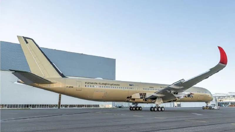 IL DOIT EFFECTUER LE VOL LE PLUS LONG DU MONDE MAIS IL A 2 ANS DE RETARD: À CAUSE DE DIFFICULTÉS DE PRODUCTION, L’AIRBUS A350-1000ULR QUI EFFECTUERA DES LIAISONS DE PLUS DE 20 HEURES POUR QANTAS N’ARRIVERA QU’EN 2027