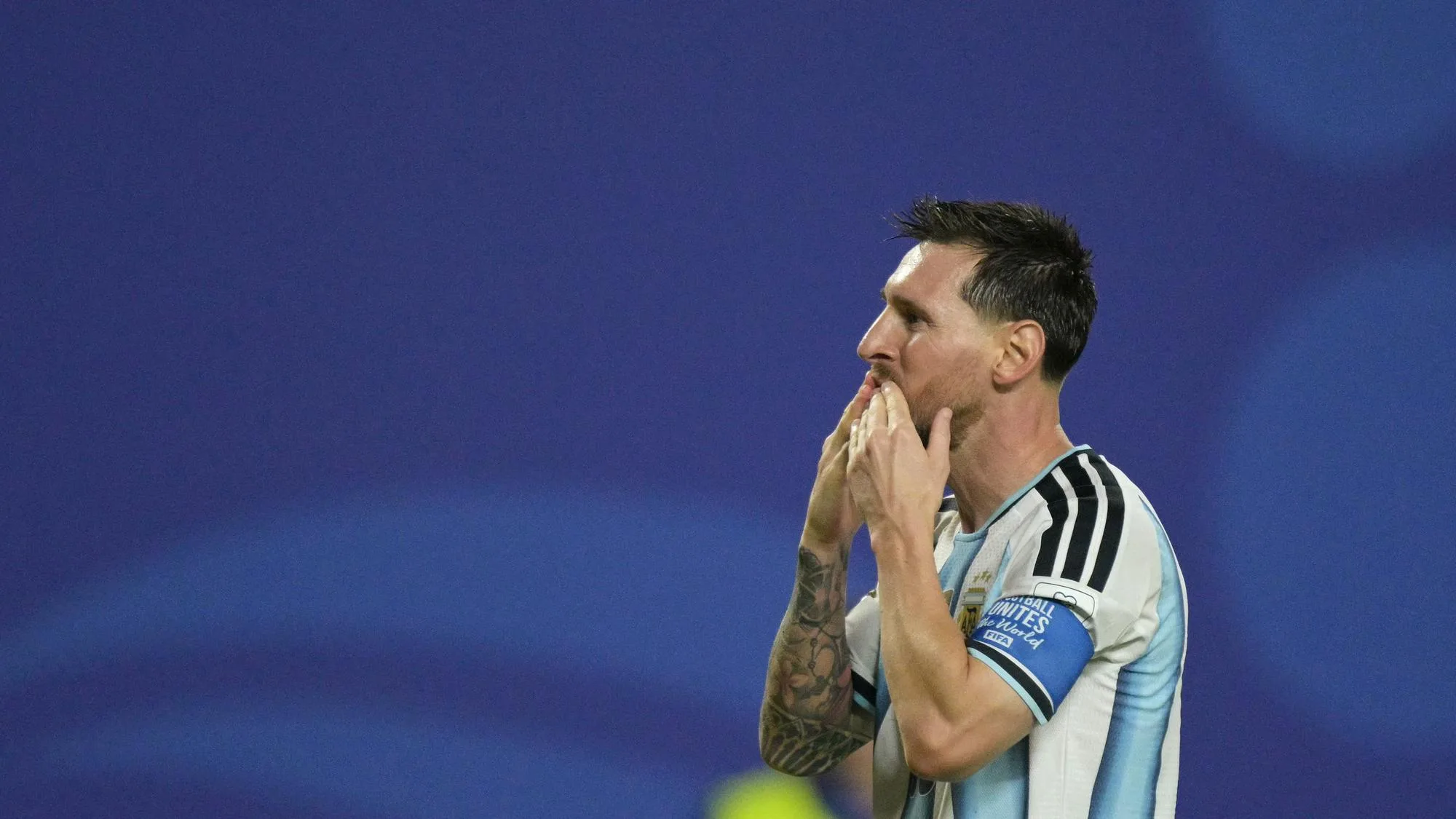 UNE FAKE NEWS SUR LA MORT DU PÈRE DE LIONEL MESSI TOURNE À L’AFFAIRE D’ÉTAT EN ARGENTINE