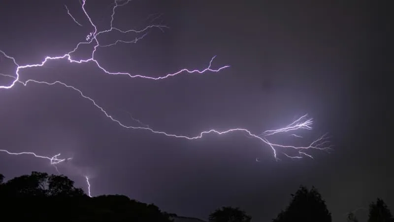ORAGES: 10 DÉPARTEMENTS PLACÉS EN VIGILANCE ORANGE, DES « INTENSES PRÉCIPITATIONS », DU VENT ET DE LA GRÊLE ATTENDUS