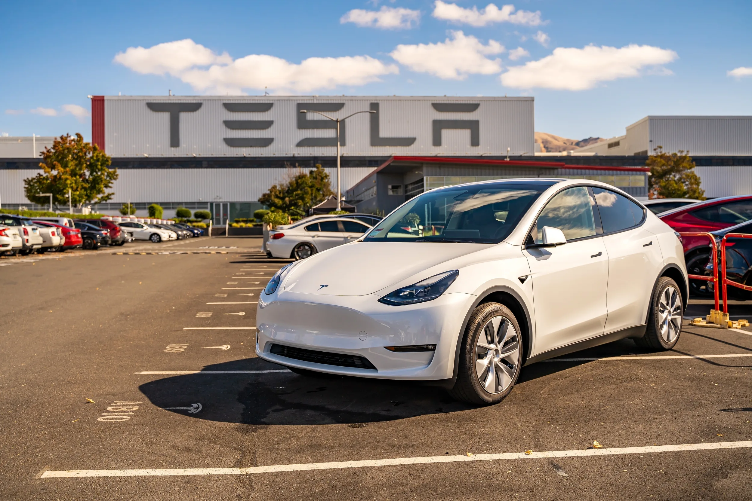 TESLA OUBLIE DE COLLER UN AUTOCOLLANT, ET CE SONT 15 000 VOITURES QUI SONT RAPPELÉES !