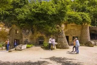 « LE MEILLEUR ENDROIT POUR PASSER LA CANICULE » : AVEC UNE TEMPÉRATURE SOUS LES 20°, LES TROGLODYTES ONT DE QUOI SÉDUIRE