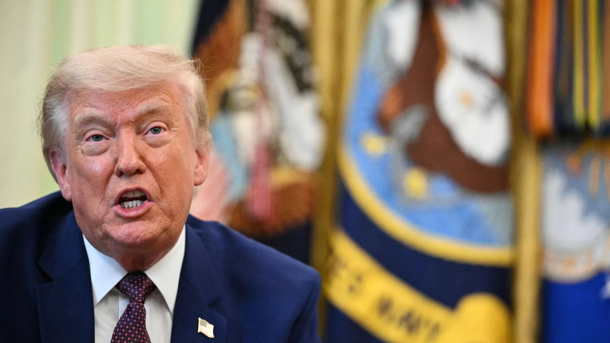 ALORS QUE TRUMP ÉVOQUE UN ACCORD POUR « CE WEEK-END », LE CONGRÈS AMÉRICAIN ADOPTE UN TEXTE POUR METTRE FIN À LA GUERRE EN IRAN