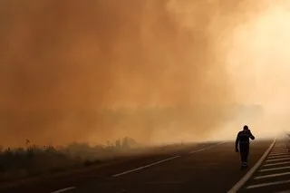 INCENDIES DANS LE SUD : SITUATION EN GIRONDE «GLOBALEMENT STABLE», MACRON RÉUNIT LES MINISTRES… LE POINT SUR LA NUIT