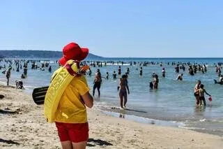 SUR LA PLAGE DE CABOURG, UN HOMME MEURT APRÈS S’ÊTRE NOYÉ EN PLEINE CANICULE
