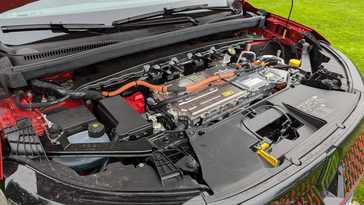 30 % MOINS CHER, 67 % PLUS ÉCOLOGIQUE ET SANS TERRES RARES : RENAULT LANCE UN MOTEUR RECONDITIONNÉ POUR LES MÉGANE ET SCÉNIC ÉLECTRIQUES