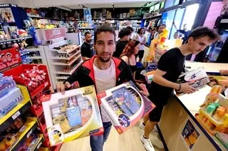 « J’ATTENDS VOS OFFRES ! » : DERRIÈRE LA FOLIE DE LA REVENTE DE CARTES POKÉMON, UN VRAI BUSINESS
