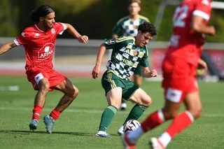 FOOTBALL. « IL TROUVE DES PASSES QUE PERSONNE NE VOIT » : LE VENDÉE FC LA ROCHE ÉTRILLE FONTENAY ET DES JOUEURS BRILLENT
