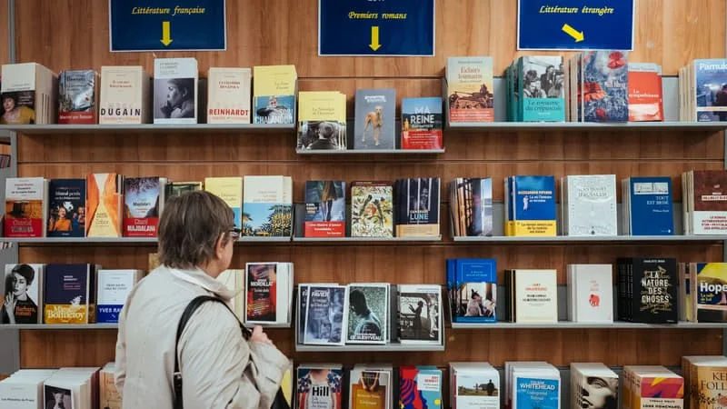 L’EMBLÉMATIQUE BOUTIQUE DU QUARTIER LATIN CHERCHERA UN REPRENEUR: EN REDRESSEMENT JUDICIAIRE, LES LIBRAIRIES GIBERT ENVISAGE DE SUPPRIMER PRÈS D’UN POSTE SUR SIX POUR « RENOUER AVEC LA RENTABILITÉ DÈS 2028 »