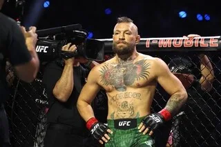 MMA. SEULEMENT UNE MINUTE DE COMBAT, MAIS LE DUEL ENTRE CONOR MCGREGOR ET MAX HOLLOWAY A BATTU PLUSIEURS RECORDS