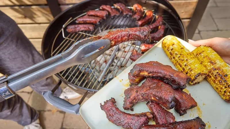 CE BARBECUE PEUT PRENDRE FEU ET RISQUER DE VOUS BRÛLER: NE L’UTILISEZ PLUS