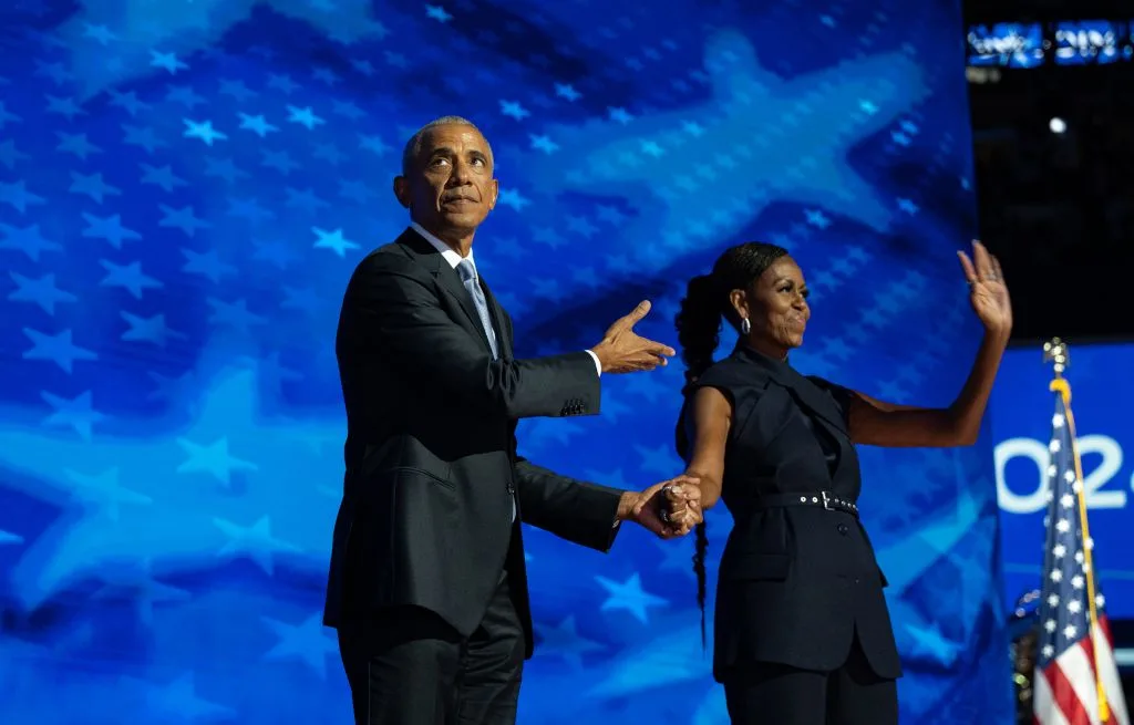 CE GESTE DE MICHELLE OBAMA QUI A ÉMU SON ÉPOUX AUX LARMES LORS DE L’INAUGURATION DU CENTRE PRÉSIDENTIEL OBAMA