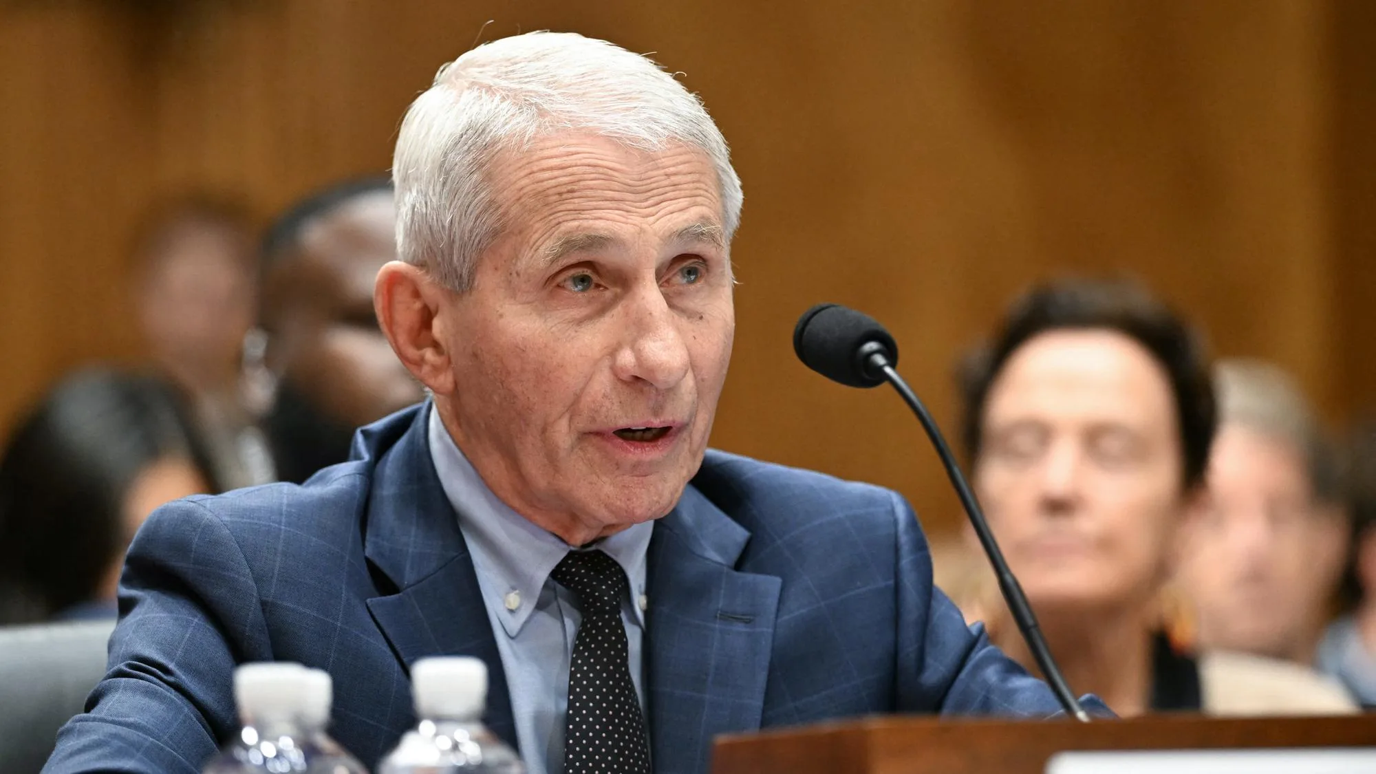 ACCUSÉ D’ÊTRE À L’ORIGINE DU COVID-19, LE DOCTEUR ANTHONY FAUCI SE DÉFEND AU CONGRÈS AMÉRICAIN