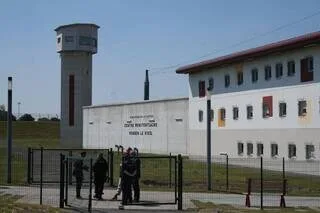 SALAH ABDESLAM AURAIT MENACÉ LE DIRECTEUR DE LA PRISON OÙ IL EST INCARCÉRÉ, SES RESTRICTIONS DE PARLOIR MAINTENUES