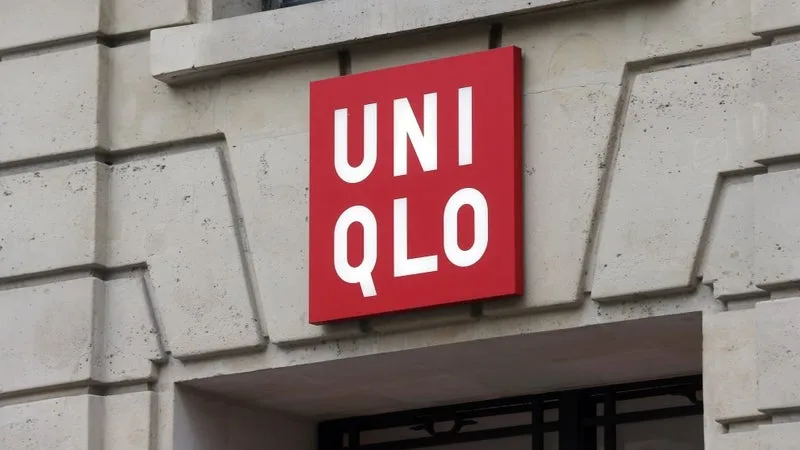 COMMENT EXPLIQUER L’INSOLENT SUCCÈS D’UNIQLO, ALORS QUE LE SECTEUR DE LA MODE S’EFFONDRE?