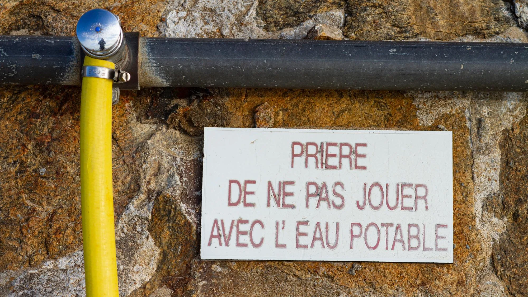 FACE À LA SÉCHERESSE, LA QUASI TOTALITÉ DES DÉPARTEMENTS SOUMIS À DES RESTRICTIONS D’EAU