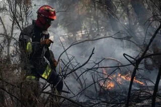 OMNIPRÉSENTS DANS L’UNIVERS DES POMPIERS, POURQUOI LES PFAS SONT À LA FOIS UN « PRODUIT MIRACLE » ET UN CYCLE INFERNAL