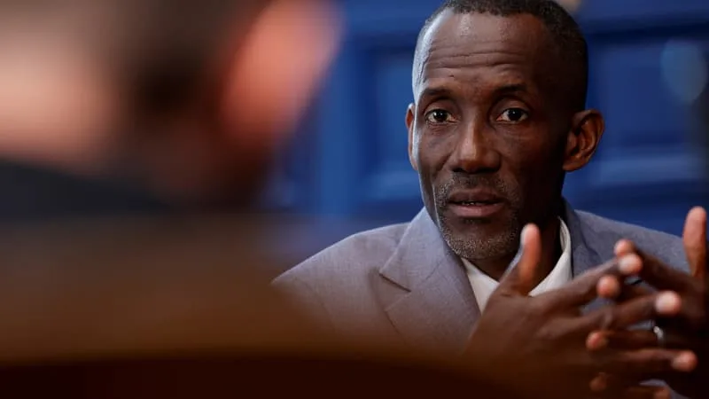LE MAIRE DE SAINT-DENIS BALLY BAGAYOKO APPELÉ À « RECONSIDÉRER SA POSITION » APRÈS AVOIR DÉCROCHÉ LE PORTRAIT PRÉSIDENTIEL DE SON BUREAU