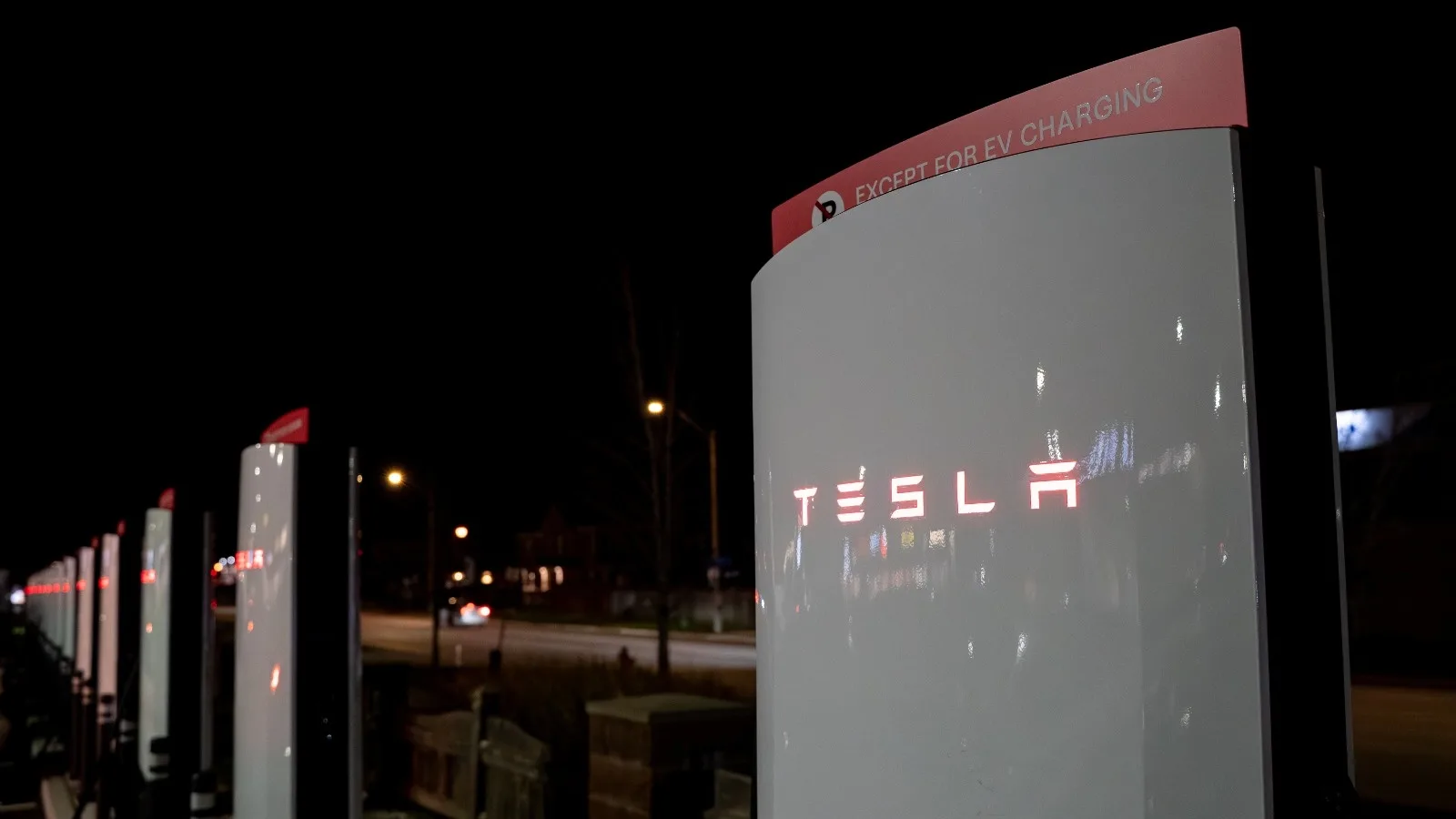 INCENDIES EN FRANCE ET EN ESPAGNE : TESLA OFFRE LA RECHARGE GRATUITE AUX SINISTRÉS