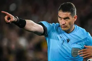 TUNISIE – JAPON. POURQUOI L’ARBITRE DU MATCH DE LA COUPE DU MONDE PORTERA UN MAILLOT INÉDIT