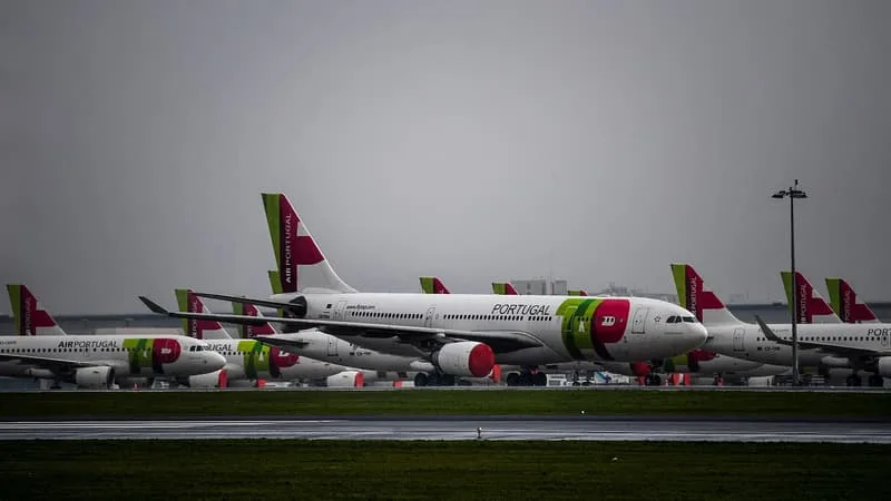 LE GAGNANT SERA CONNU EN SEPTEMBRE: AIR FRANCE-KLM ET LUFTHANSA DÉPOSENT CHACUNE SUR LE FIL UNE OFFRE POUR ACQUÉRIR UNE PARTICIPATION DANS LA COMPAGNIE TAP AIR PORTUGAL