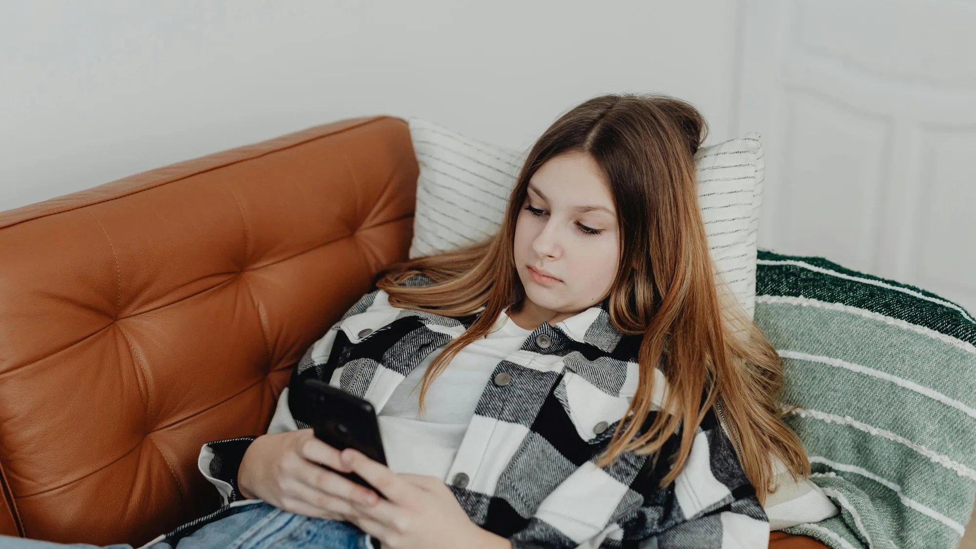 UN JEUNE SUR DEUX SE TOURNE VERS L’IA POUR OBTENIR DES CONSEILS PSY SUR SA VIE PERSONNELLE, ET C’EST INQUIÉTANT