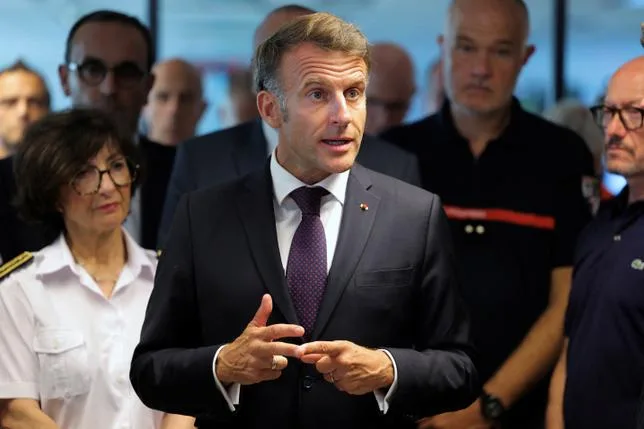 FACE AUX “CRITIQUES QUI FUSENT”, MACRON APPELLE À L’UNITÉ POUR “GAGNER LA BATAILLE” CONTRE LE FEU