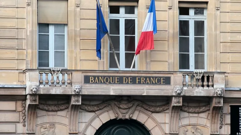 CE SERA FINALEMENT 0,5% (ET PLUS 0,9%) ET SURTOUT LE POUVOIR D’ACHAT VA SE CONTRACTER: LA BANQUE DE FRANCE SABRE DRASTIQUEMENT SES PRÉVISIONS DE CROISSANCE POUR 2026