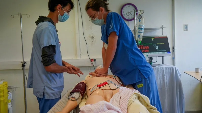 « UN GROS SENTIMENT D’INJUSTICE S’INSTALLE »: LES ÉTUDIANTS EN MÉDECINE BOULEVERSÉS PAR LES SOUPÇONS DE TRICHE À LEUR CONCOURS ORAL D’INTERNAT