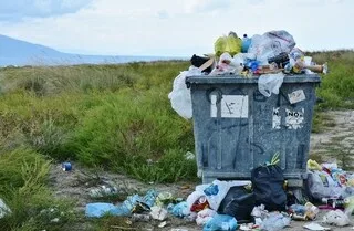 APRÈS LA DÉCOUVERTE D’UN DÉPÔT SAUVAGE EN CHARENTE, UN MAIRE DEMANDE AU PROPRIÉTAIRE DES DÉCHETS À LES RÉCUPÉRER