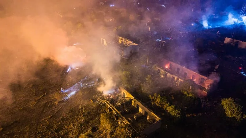 EN CHINE, LE BILAN DE L’EXPLOSION DANS UNE USINE DE FEUX D’ARTIFICE PASSE À 37 MORTS