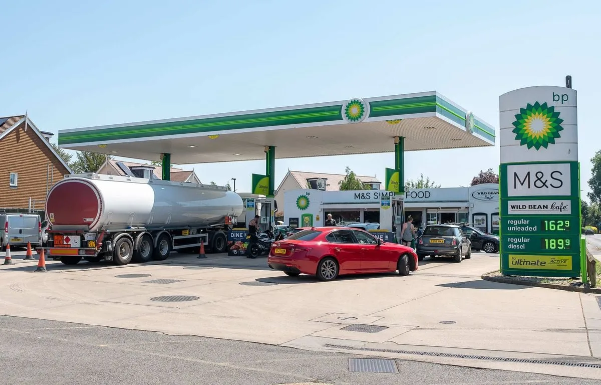 CARBURANT : LES COURS DU PÉTROLE CHUTENT AVEC L’ACCALMIE DE LA GUERRE AU MOYEN-ORIENT