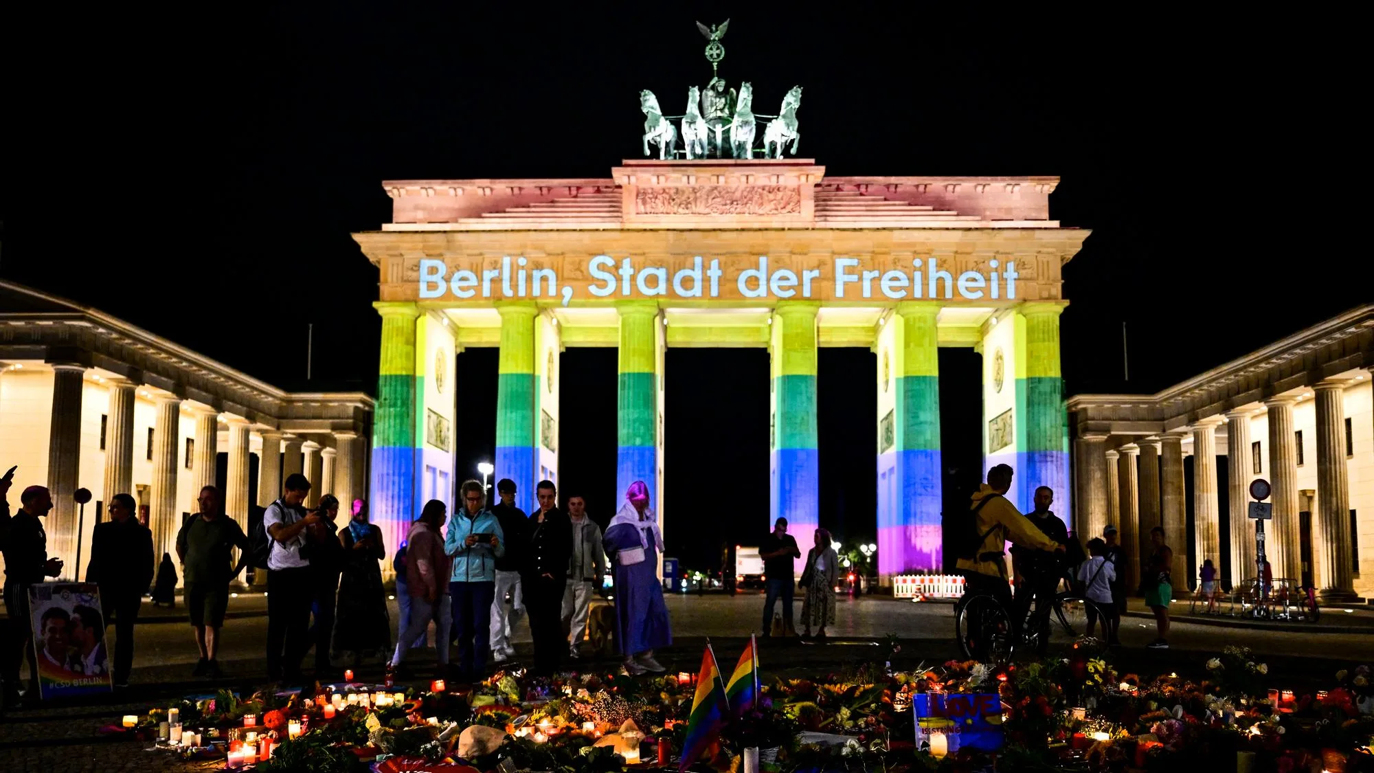 À BERLIN, LA PORTE DE BRANDEBOURG ILLUMINÉE EN ARC-EN-CIEL APRÈS L’ATTAQUE CONTRE LA GAY PRIDE