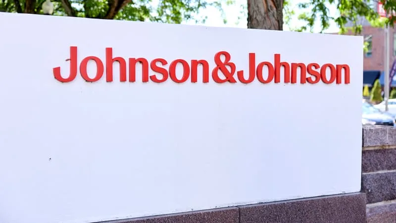SES PRODUITS À BASE DE TALC SONT ACCUSÉS DE PROVOQUER DES CANCERS: JOHNSON & JOHNSON PROPOSE 5,5 MILLIARDS DE DOLLARS POUR « TOURNER LA PAGE » DE MILLIERS DE PROCÉDURES JUDICIAIRES